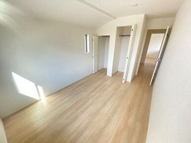 6.5帖の明るい洋室にはクローゼットが2つ！ 夏服と冬服に分けて収納してもいいですね♪