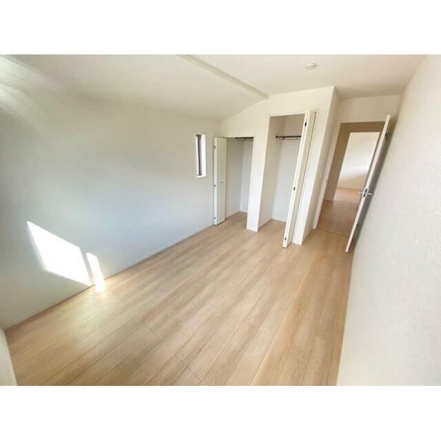 6.5帖の明るい洋室にはクローゼットが2つ！ 夏服と冬服に分けて収納してもいいですね♪