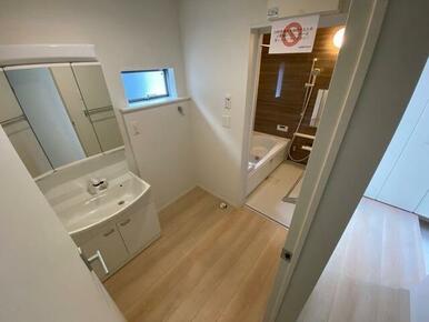 使いやすい洗面スペースです。三面鏡の裏にも収納あり☆