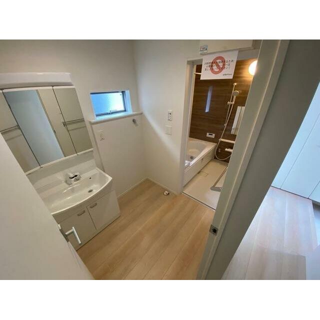 使いやすい洗面スペースです。三面鏡の裏にも収納あり☆