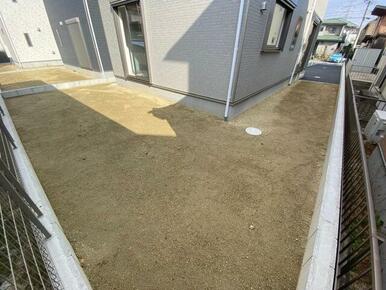 小さめですが庭もあります。 お子様の遊び場にもいいですね♪