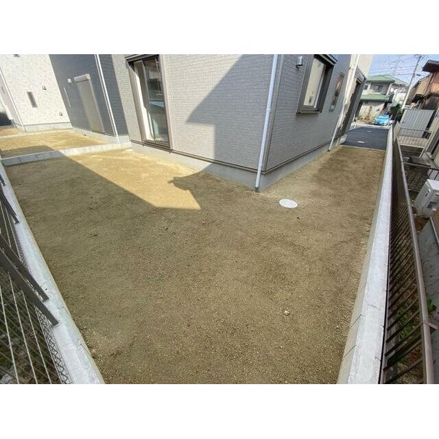 小さめですが庭もあります。 お子様の遊び場にもいいですね♪