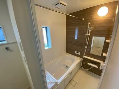 一坪タイプのユニットバスは、足をしっかりと延ばして一日の疲れを癒せますね！ 浴室暖房乾燥機も完備!カビ