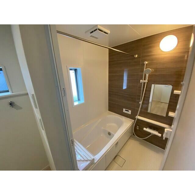 一坪タイプのユニットバスは、足をしっかりと延ばして一日の疲れを癒せますね！ 浴室暖房乾燥機も完備!カビ