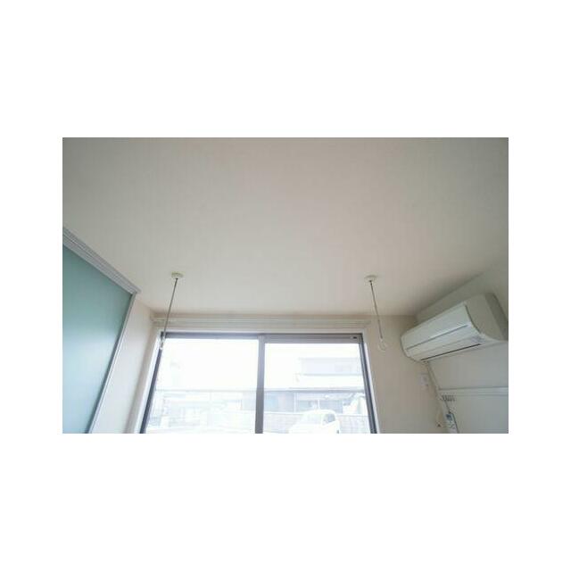 【洋室（リビング）設備】雨天・曇天時だけでなく花粉対策や防犯上、人目を避けたい洗濯物の室内干しに役…