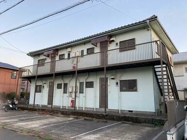 敷地内駐車場あり。１フロア２住戸で全室角部屋