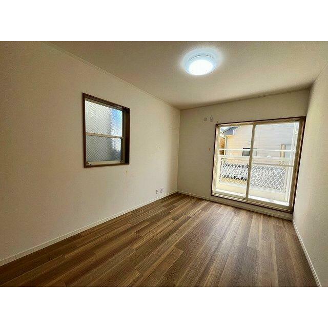 「２階南東洋室」２面採光の明るいお部屋です。