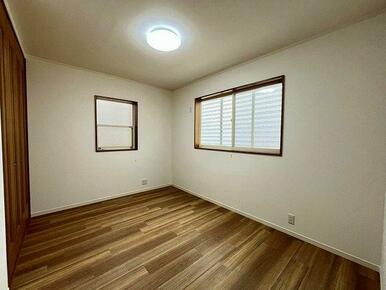 「２階北洋室」２面採光かつクローゼットのあるお部屋です。