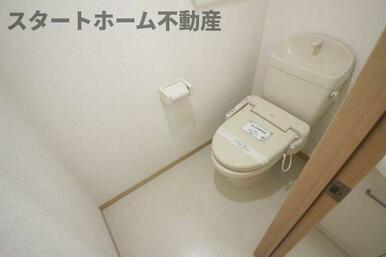 落ち着いた色調のトイレです