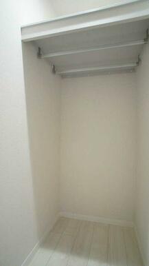 収納はハンガーパイプ付きでございます