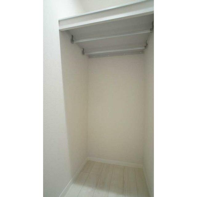 収納はハンガーパイプ付きでございます