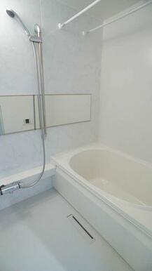 浴室はアクセントパネルを採用しております