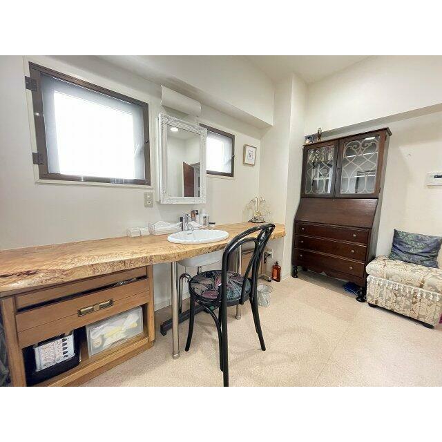 洗面室には特注のワイドスパンの洗面台があります