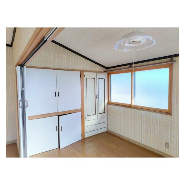 二階東側洋室の収納の様子。