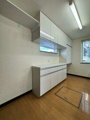 大容量収納のカップボードつきです。