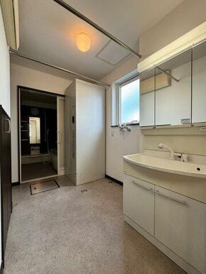 回遊動線でゆとりあるUT、収納も2か所あります。