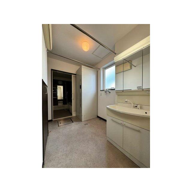 回遊動線でゆとりあるUT、収納も2か所あります。