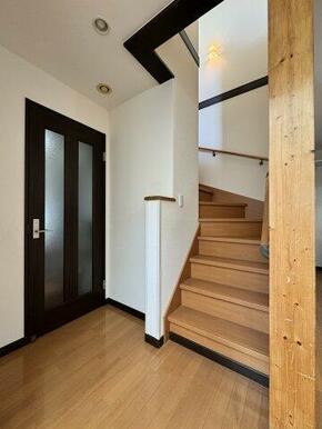 リビング階段ですが動線を邪魔しません。