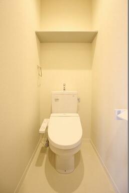 ◆トイレ◆暖房洗浄便座仕様のトイレです♪便利な収納棚もついています♪