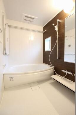 ◆浴室◆ゆったりバスタイムを満喫できる1418サイズのワイド型の浴槽です！追い焚き給湯・浴室暖房乾燥機付