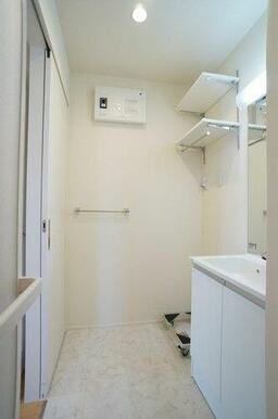 洗面所には棚があり、重宝します☆