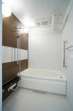 冷めてしまった湯船もすぐにあったかく！浴室追焚機能付☆サーモスタットで温度調整も楽々♪雨の日も安心…