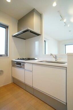 リビングの様子を見ながら料理ができる対面キッチン♪