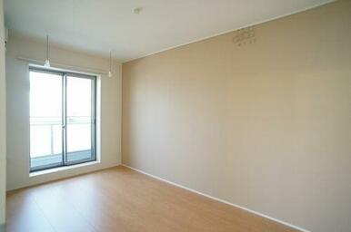 シックな壁紙の洋室♪