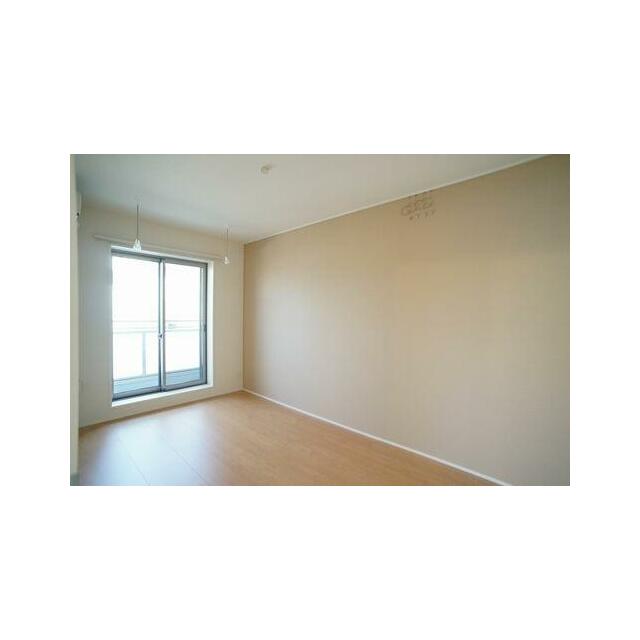 シックな壁紙の洋室♪