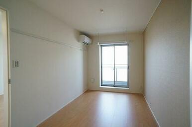 エアコン付き洋室♪雨の日にうれしい室内物干フック♪