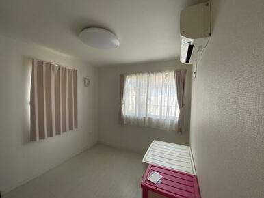 お子様の一人部屋に最適な居室です。クローゼットも付いているので、お子様が自然とお片付けできる環境に