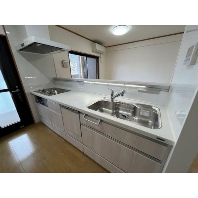 ＬＥＤライン照明つきで手元も明るいキッチン