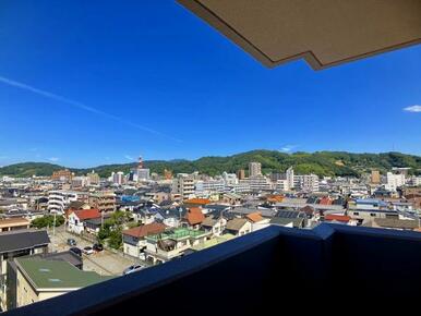 バルコニー　北東側洋室前のバルコニーからの最上階の景色も格別です