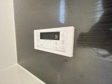 ボタンひとつでお湯張りや追い焚き、温度調整までしてくれる便利なオートバス機能付き！