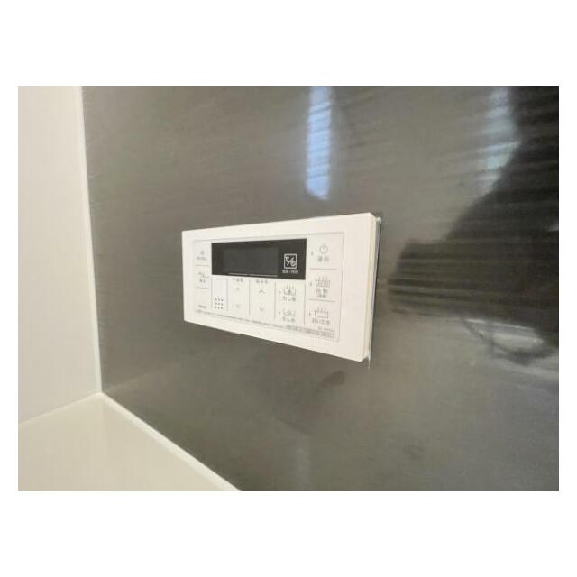 ボタンひとつでお湯張りや追い焚き、温度調整までしてくれる便利なオートバス機能付き！