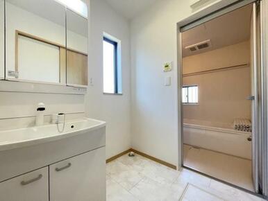 朝の準備・毎日の洗濯・帰宅後のお風呂と大活躍の洗面スペース