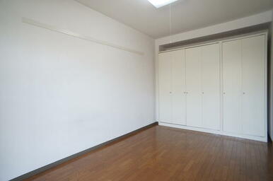 白を基調とした室内でお部屋を明るく演出してくれます！