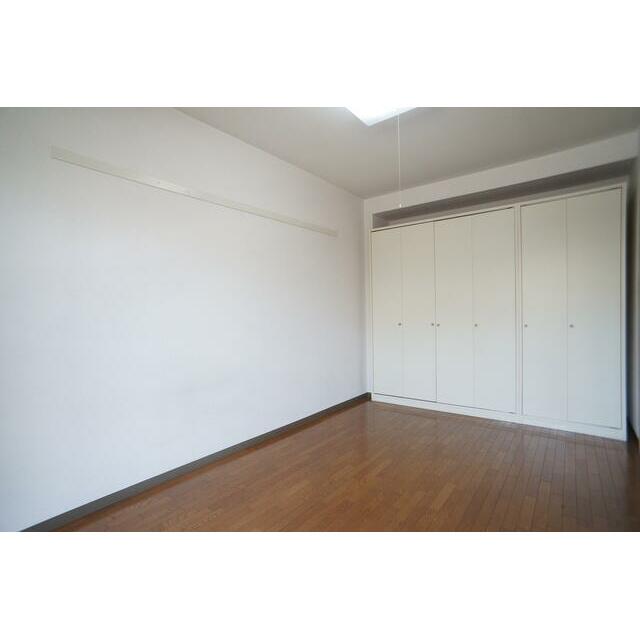 白を基調とした室内でお部屋を明るく演出してくれます！