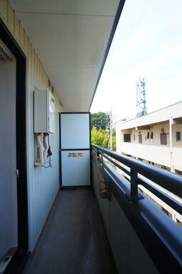 バルコニーがあるので洗濯物を太陽の下で干すことができます♪