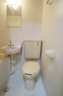 白を基調とした空間で清潔感のあるトイレです♪