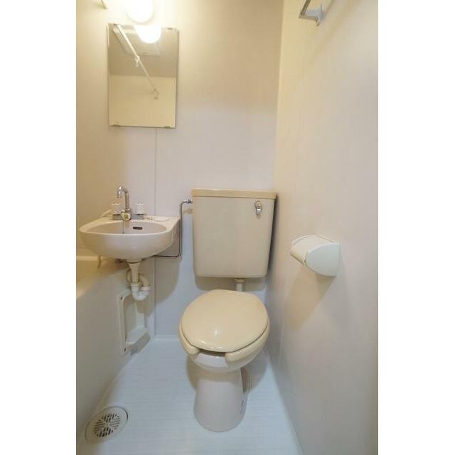 白を基調とした空間で清潔感のあるトイレです♪