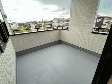 部屋の外と中をつなぐバルコニー、使い方自在！（1号棟）