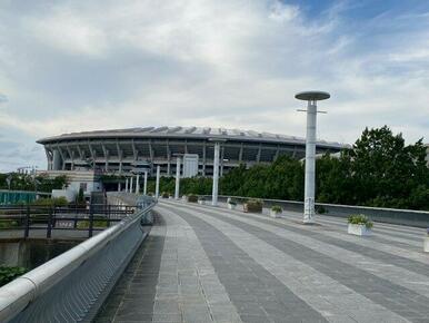 日産スタジアムのある新横浜公園の敷地までは徒歩7分、550ｍです。ペットの散歩やジョギング、ウォーキング
