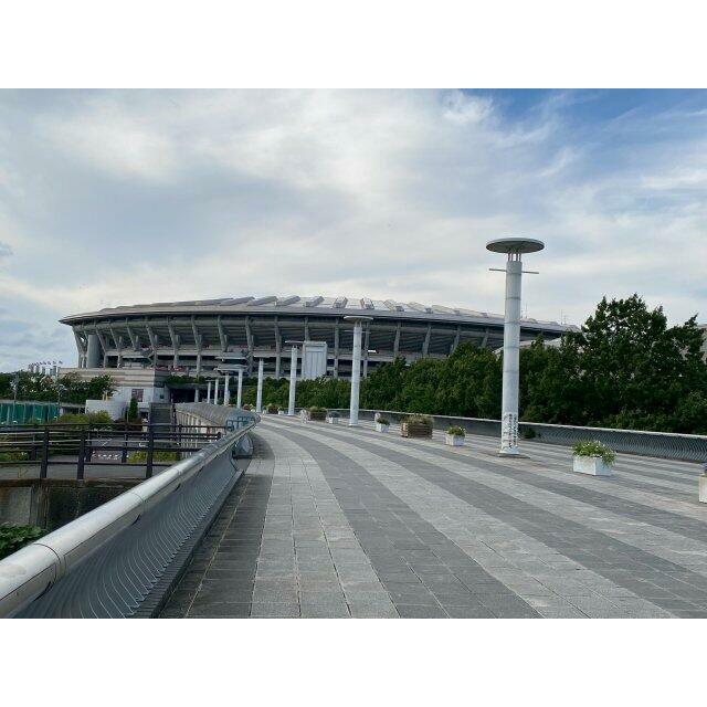 日産スタジアムのある新横浜公園の敷地までは徒歩7分、550ｍです。ペットの散歩やジョギング、ウォーキング