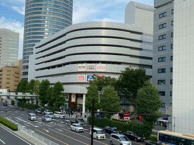 複合商業施設「プリンスペペ」とその向こうは新横浜プリンスホテルです。徒歩13分1000ｍです。