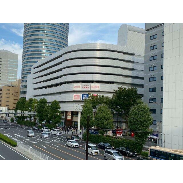 複合商業施設「プリンスペペ」とその向こうは新横浜プリンスホテルです。徒歩13分1000ｍです。