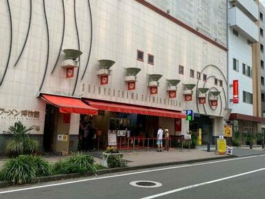 皆さんご存じの「ラーメン博物館」です。ラーメン好きにはたまらない！徒歩11分、850ｍです。