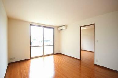 １３．５帖のＬＤＫ。床はフローリング仕上げです。