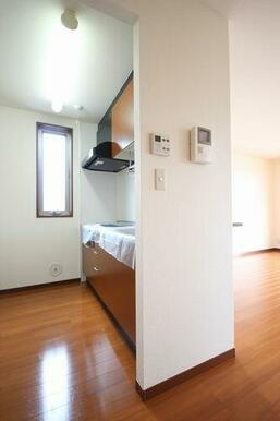 キッチン横の壁にはテレビモニターフォンと給湯器リモコンが配置。