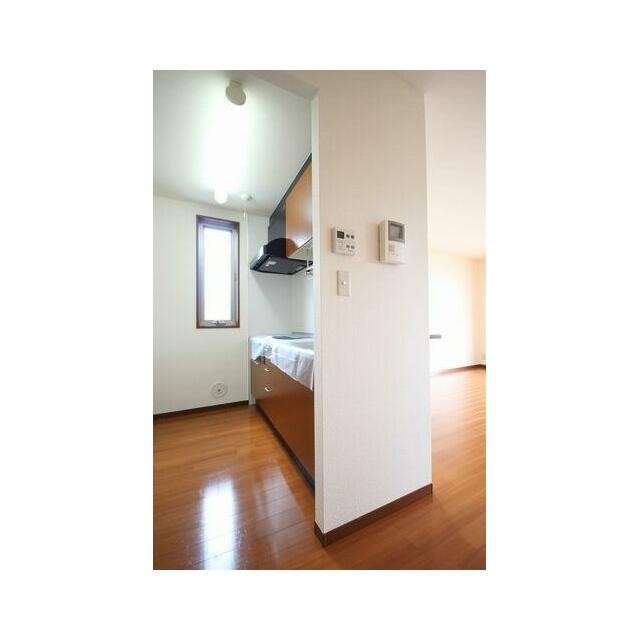 キッチン横の壁にはテレビモニターフォンと給湯器リモコンが配置。